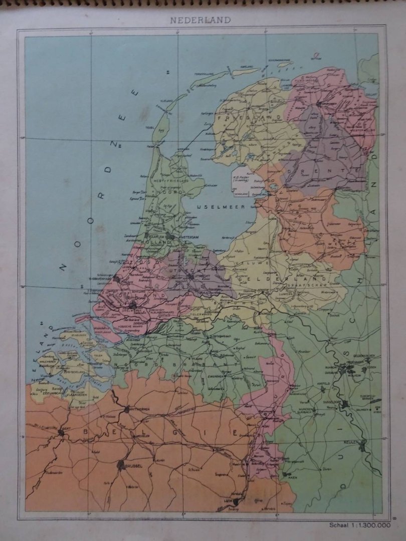 No author. - Wereldatlas, bevattende 31 in 7 kleuren gedrukte kaarten en 4 pag. toelichtende tekst.