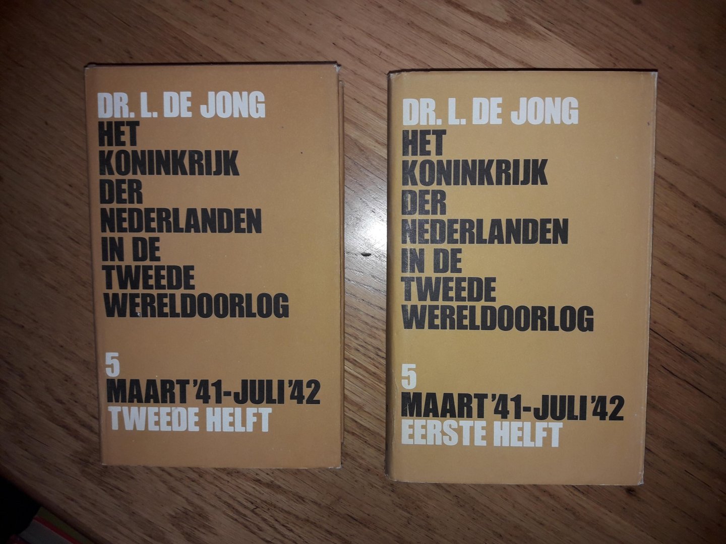 Jong, Dr. L. de - Het Koninkrijk der Nederlanden in de Tweede Wereldoorlog , deel 5 maart ,41-juli 42,, eerste en tweede helft
