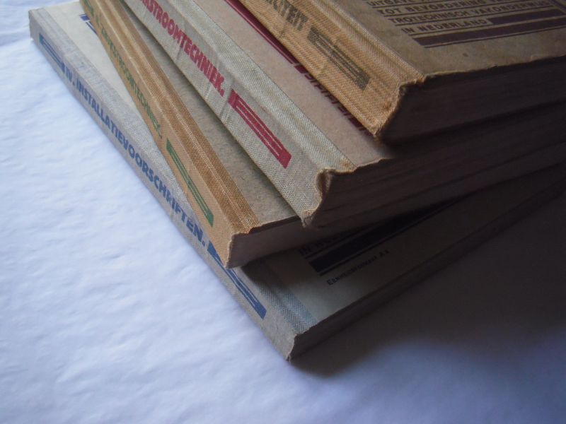 Hoeven, G.G., A.W. Zuidweg, J.M. Prins - Handleiding ten behoeve van de opleiding voor V.E.V. examens deel 1, 2, 3 en 4.