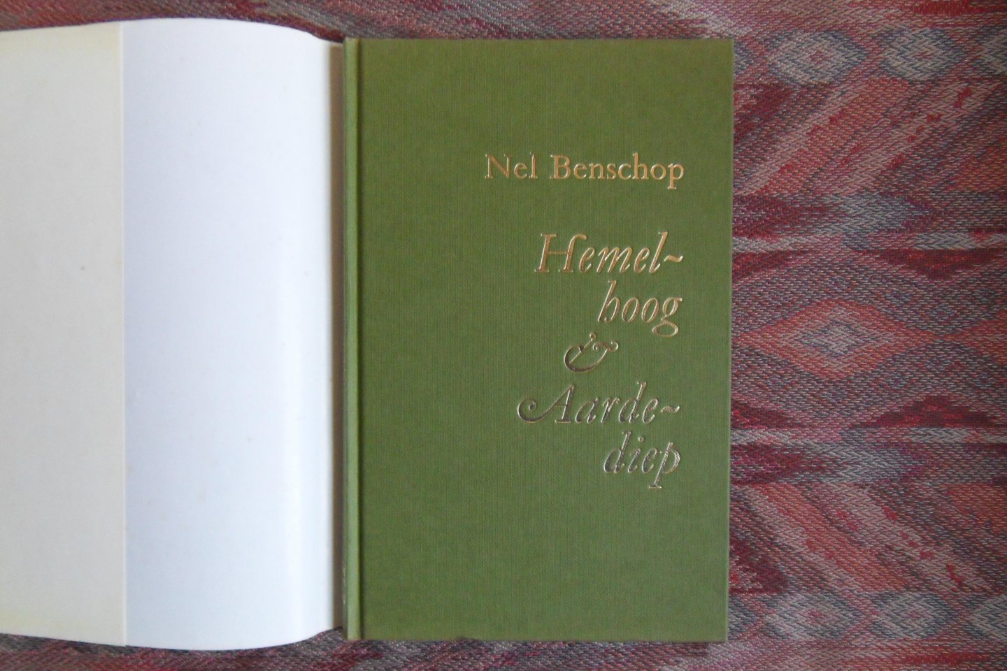 Benschop, Nel. [ ! GESIGNEERD door Nel Benschop met een aanvullende tekst van haar hand ]. - Hemelhoog en aardediep.