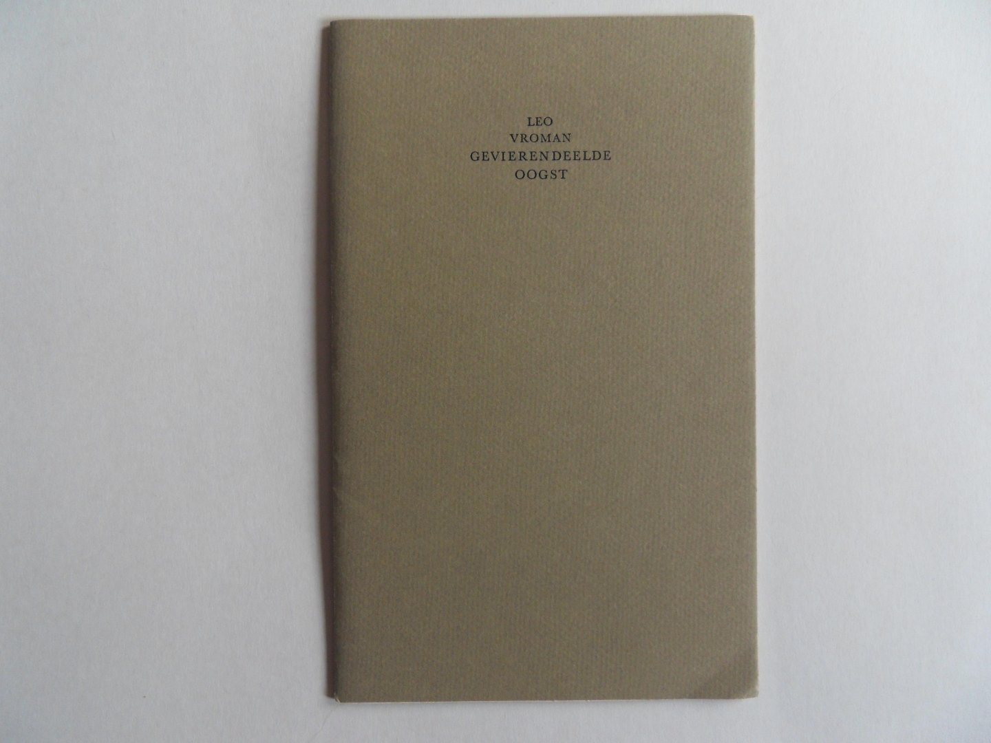 Vroman, Leo. - Gevierendeelde oogst. [ Genummerd exemplaar 51 / 85 ].