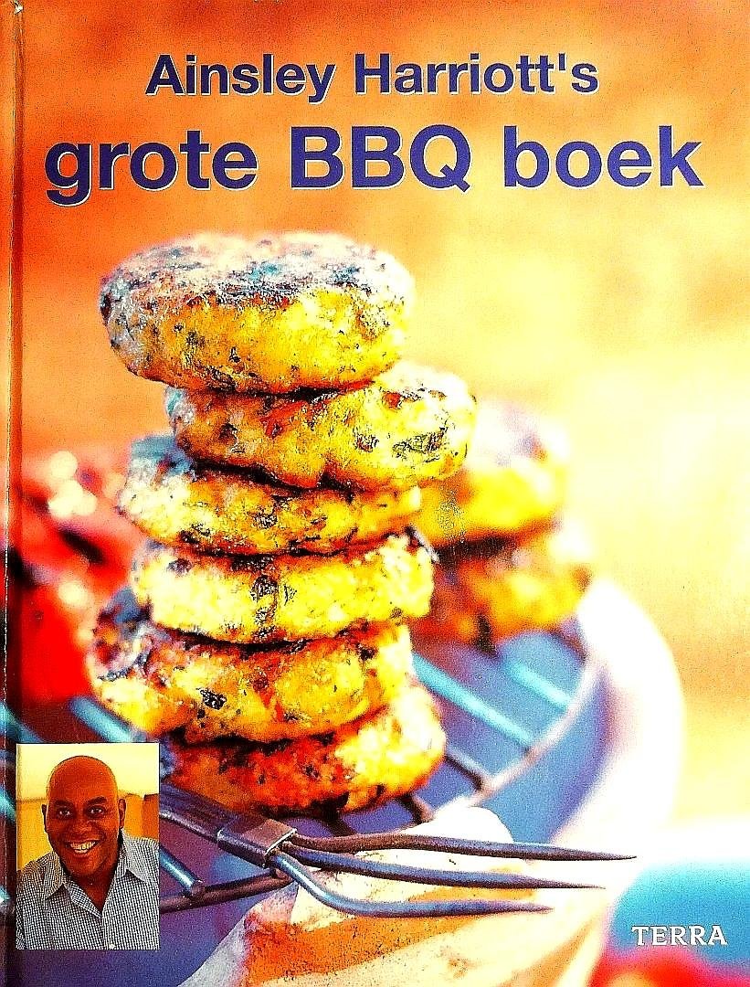 Harriott, Ainsley. [ isbn 9789058973696 ] 3518 - Ainsley Harriott's Grote BBQ Boek. ( Wat is er nou lekkerder dan op een mooie zomerse dag buiten barbecuen?  Ainsley Harriott laat in dit boek zien dat er op de barbecue heel wat meer klaar gemaakt kan worden dan de bekende worstjes, karbonades en -