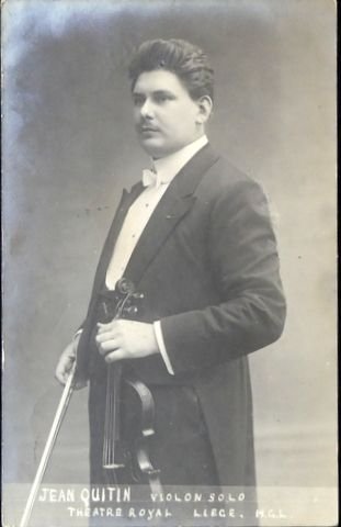 Quitin, Jean: - [Fotopostkarte, halbe Figur, nach halblinks, mit Geige]