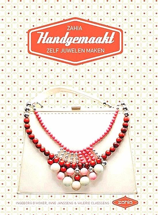 D'hoker , Ingeborg . & Inne Janssens . & Valerie Claessens . [ ISBN 9789002252563 ] 4419 - Handgemaakt . ( Zelf Zahia Juwelen Maken . ) Zelf juwelen maken is hip. Maar out of the blue net die ene originele ring, ketting of paar oorringen bedenken en maken, zo eenvoudig is dat niet. Er zijn speciale technieken, er zijn geslaagde en minder -