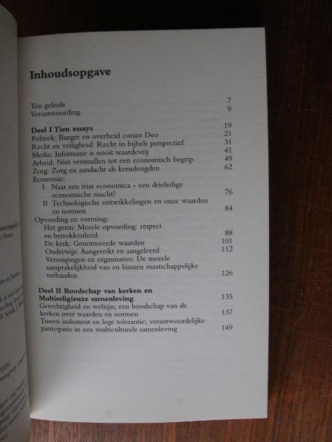 Graaf, Dr. Ir. J. van der (red.) - Normen op hun Waarde geschat (bijdrage aan de maatschappelijke bezinning in tien essays)