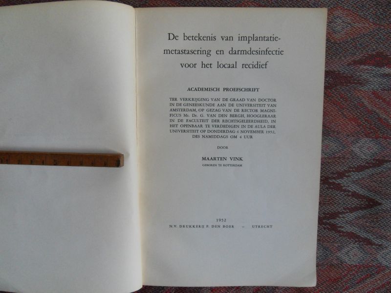 Vink, M. [prof. dr. Maarten Vink: 1916 - 1994. Laatste jaren emiritus hoogleraar AZL, o.a. vaatchirurgie]. - De betekenis van implantatie-metastasering en darmdesinfectie voor het locaal recidief. --- 1e druk, 1952. Origineel academisch proefschrift ter verkrijging van de graad van doctor in de Geneeskunde aan de Universiteit van Amsterdam. 97 pp. In z