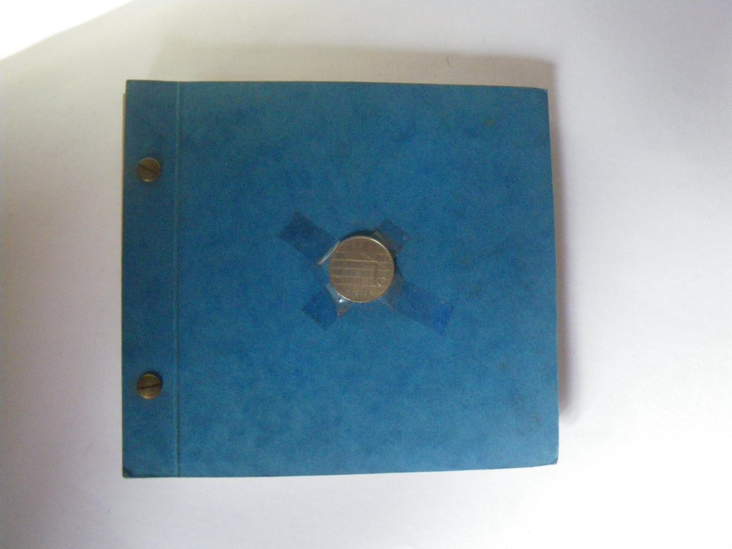 Jacobi, H.W. - Het is gebeurd met de gulden ... oplage 1700 waarvan 1250 genummerde exemplaren. Dit boek heeft nummer 602