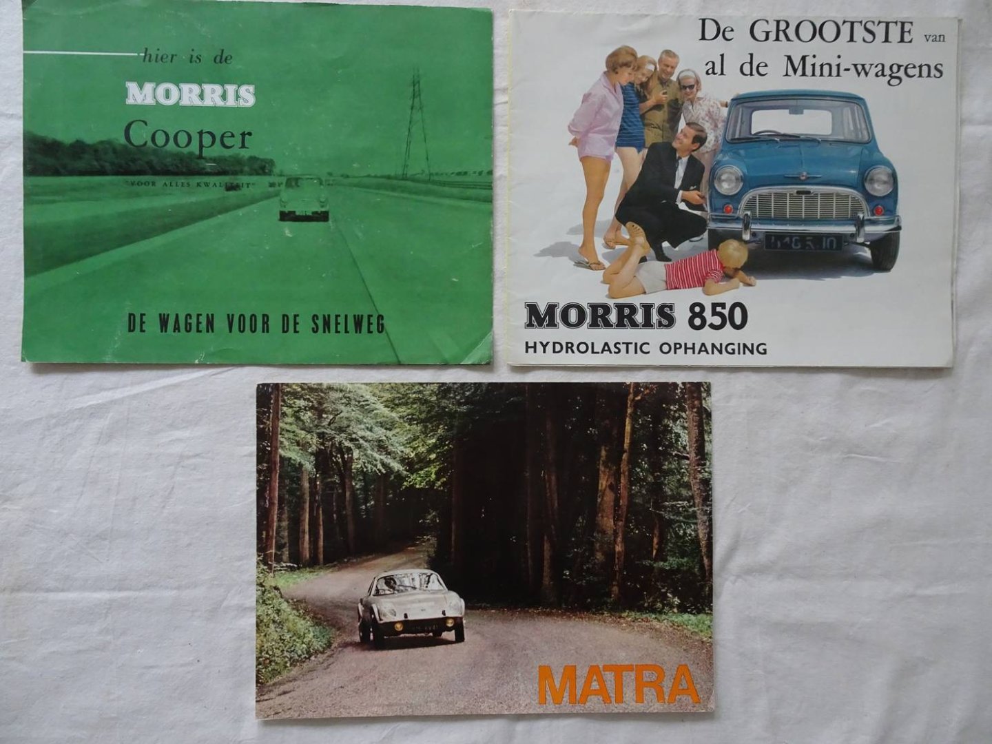 N.n.. - 3 "vintage" autofolders/brochures. Hier is de Morris Cooper, de wagen voor de snelweg/ Morris 850, de grootste van al de Mini-wagens/ Matra.