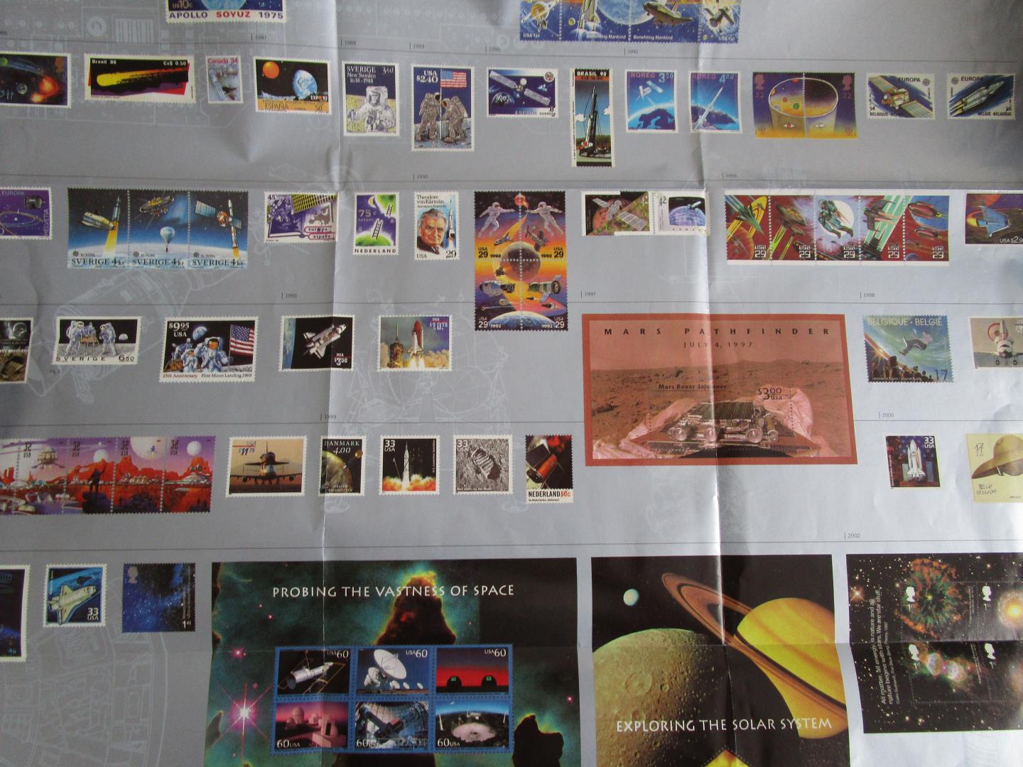 Filatelie - POSTZEGELS  12 pagina's met 200 postzegels RUIMTEVAART; tevens 'losse' poster ruimtevaart/postzegels