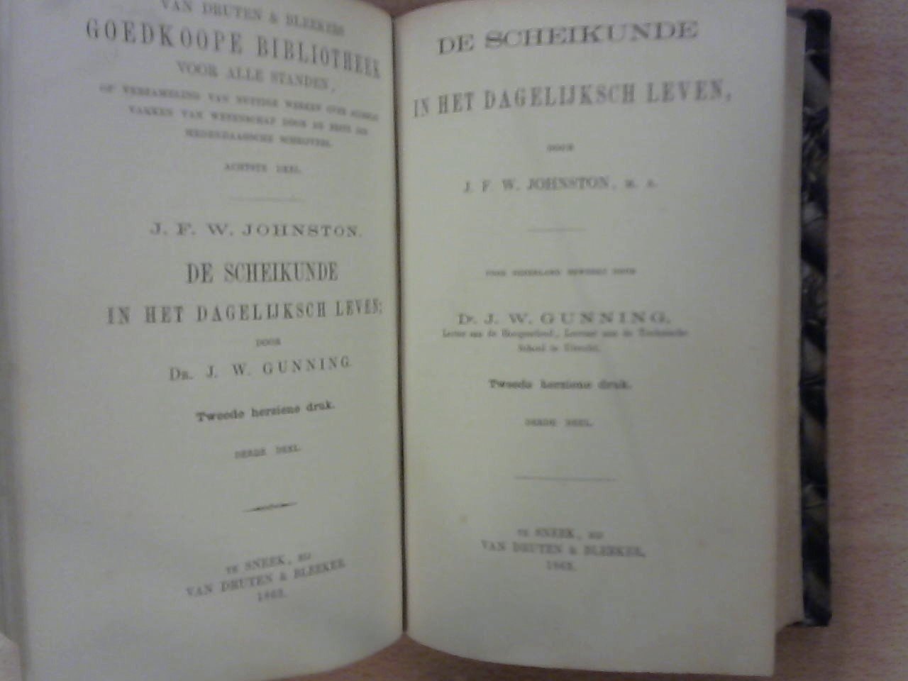 Johnston J.F.W. voor Nederland bewerkt door Gunning Dr, J.W. - De Scheikunde in het dagelijksch leven. Tweede herziene druk / 3 volumes in 1 band