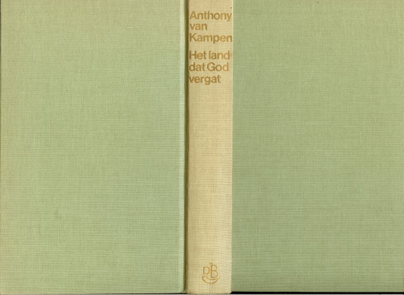 Kampen, Anthony van .. met zwart wit en kleuren foto's  van Pater J. de Vries  C.S.S.p en van de auteur - Het land dat God vergat  .. Zendingswerk in het amazone-gebied.