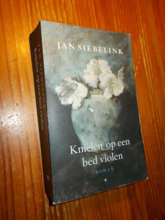 SIEBELINK, JAN, - Knielen op een bed violen.