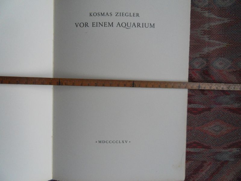 Ziegler, Kosmas. - Vor einem Aquarium. [ Beperkte en genummerde oplage 190 / 200 ].