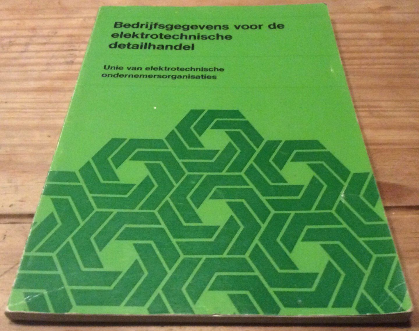 Ruys, Drs. J.H. (Adj. Dir.) / Dietersm Drs. J. (Hoofd der afdeling) - Bedrijfsgegevens voor de elektrotechnische detailhandel, 1975 en ramingen 1976 en 1977