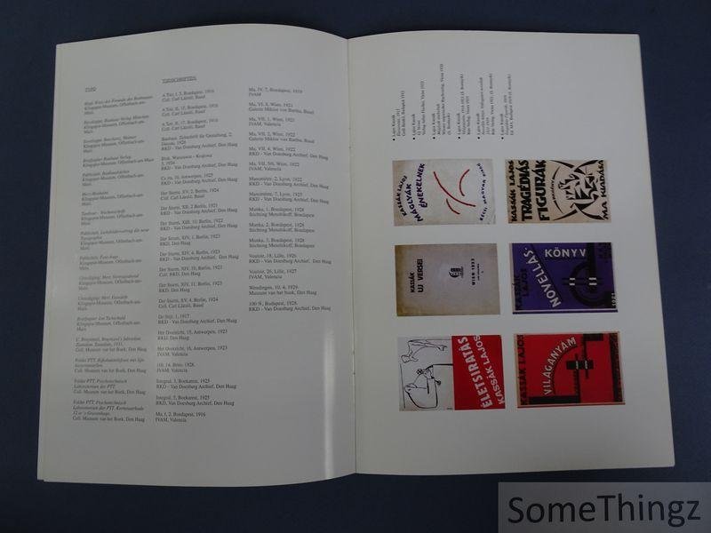 de Coster, Annie. - De Hongaarse avant-gardisten: uitgevers, boekkunstenaars en typografen / L'avant-garde hongroise dans l'édition, l'illustration du livre et la typographie.