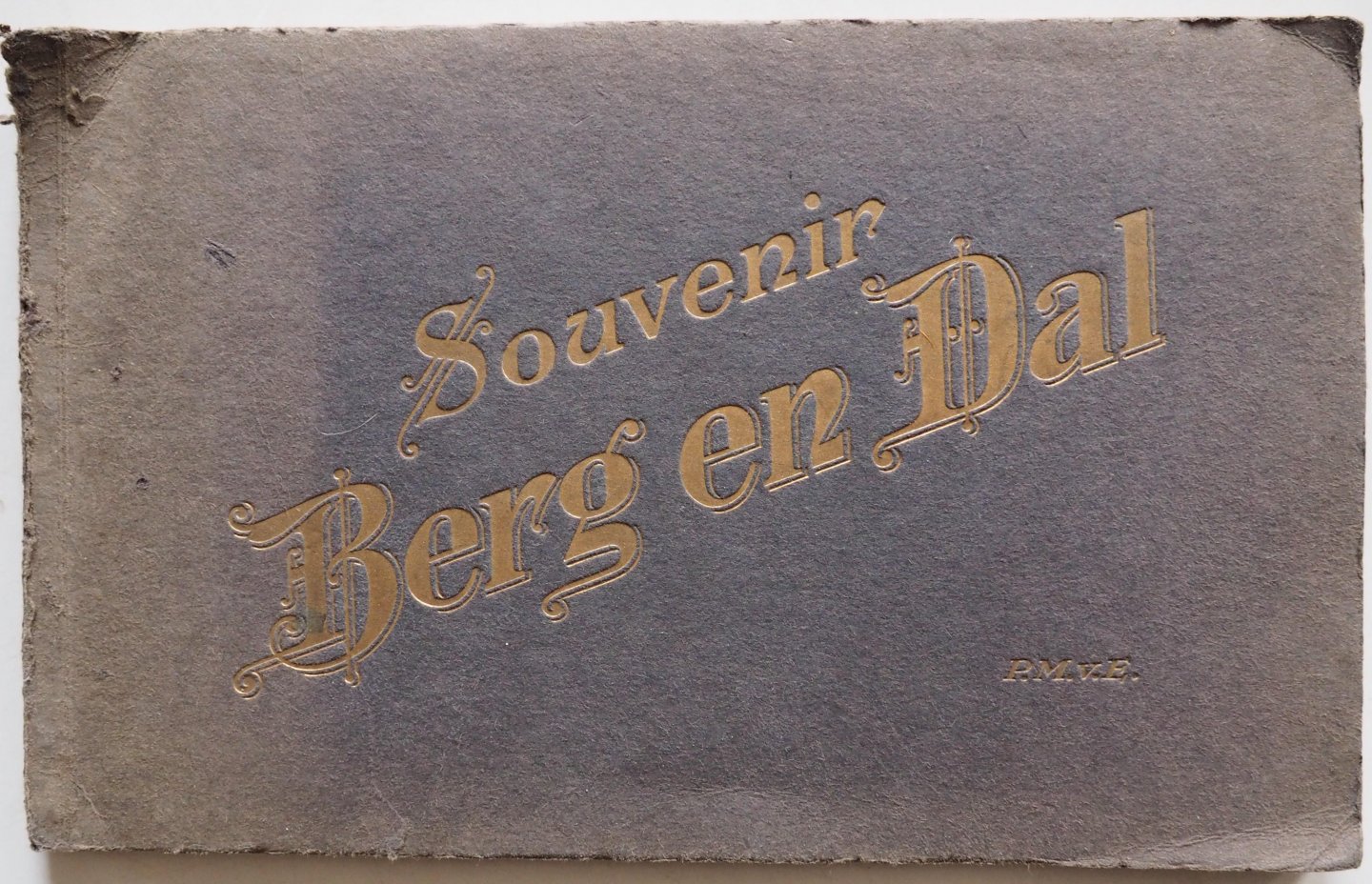 P.M. v. E. - Souvenir Berg en Dal 12 foto's O.a. Gezicht op Hotel Groot, Bergspoor van Beek naar Berg en Dal, Weg naar Mooi Nederland