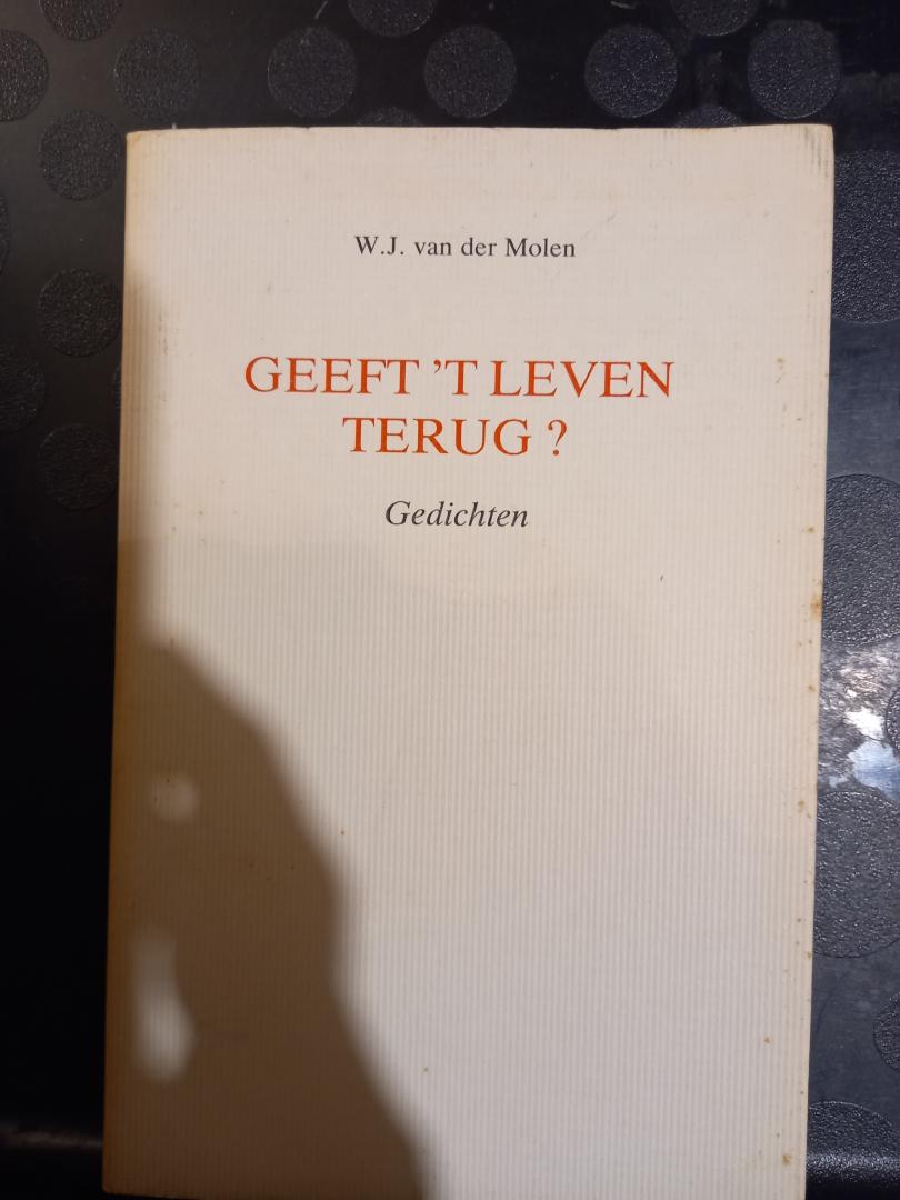 Molen, W.J. van der - Geeft 't leven terug? Gedichten.
