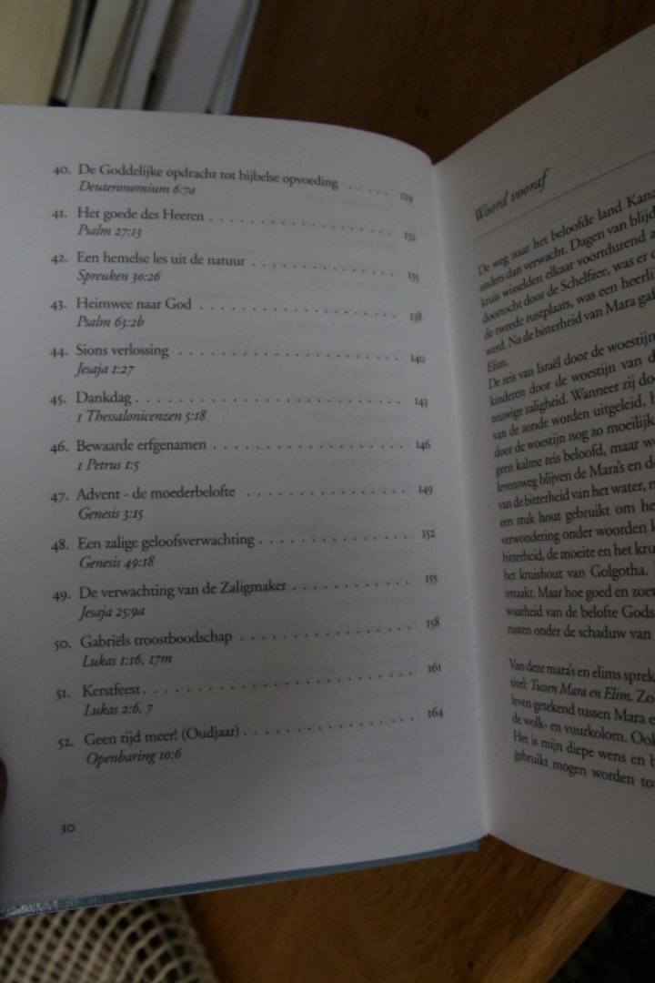 Heiden, Ds. B. van der - Tussen Mara en Elim / 52 meditaties