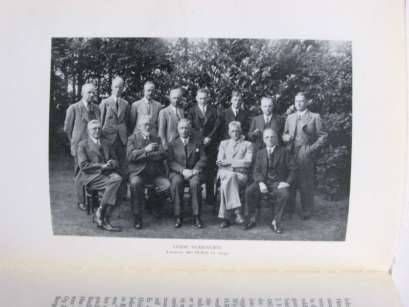 Sinnineghe, Jacques R.W., bandontwerp titelpagina & koptekeningen H.F.D.Oxenaar - Gedenkboek HBS Breda, 1867-1952