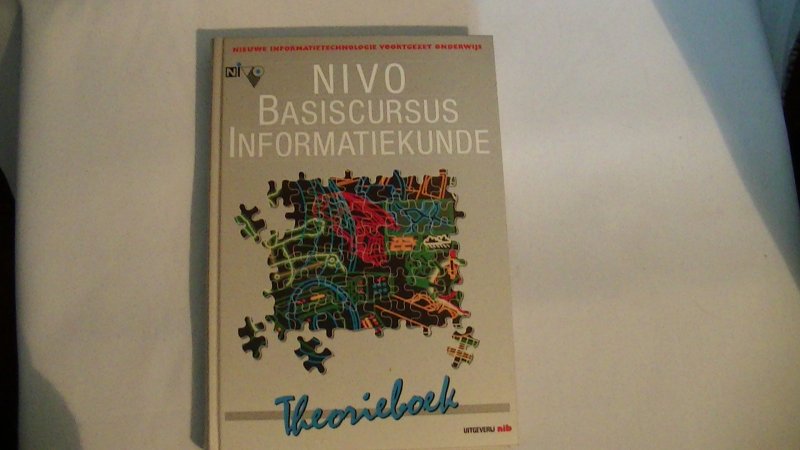 Bakx, Paulus (red.) - NIVO - Basiscursus Informatiekunde: Theorieboek en Praktijkboek