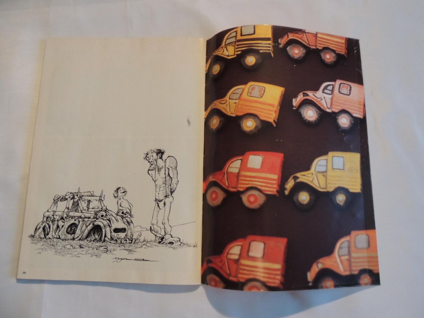 Ilous, Joelle (tekst) & Philippe Hayat (fotografie) - Die gekke bolides. De mooiste 2 PK's ter wereld - Speciaal nummer 1. Parijs: Agence Etapp, 1985 - CHROOM FLAMMEN - DE EEND 2CV.