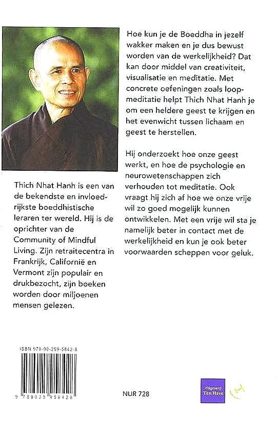 Hanh, Thich Nhat . [ ISBN 9789025958428 ] 2418 - Boeddha in lichaam en geest . ( Stap voor stap naar verlichting . )  Lichaam en geest zijn één. Hoe we lopen, en daarbij de aarde raken, hoe we zitten en met elkaar omgaan: lichaam en geest zijn onafscheidelijk. Loopmeditatie is een goede manier om -