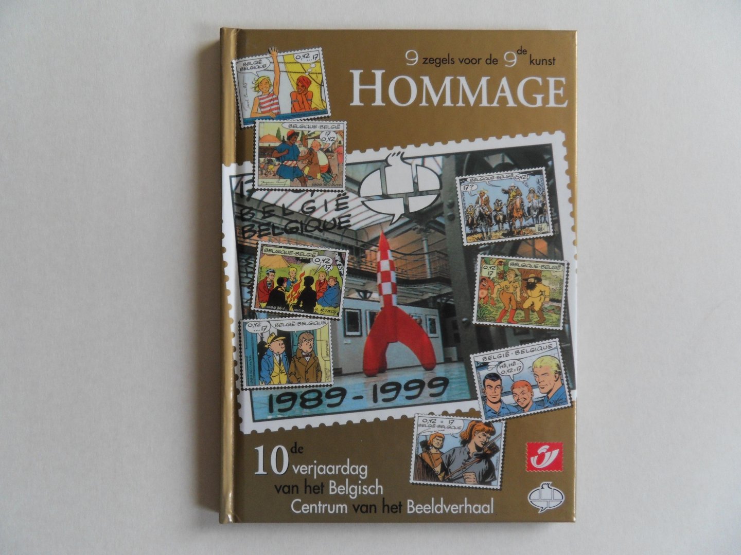 Auquier, Jean (tekst). - Hommage. - 9 zegels voor de 9de kunst. - 10de verjaardag van het Belgisch Centrum van het Beeldverhaal. [ Genummerd exemplaar 1133 / 1200 ].