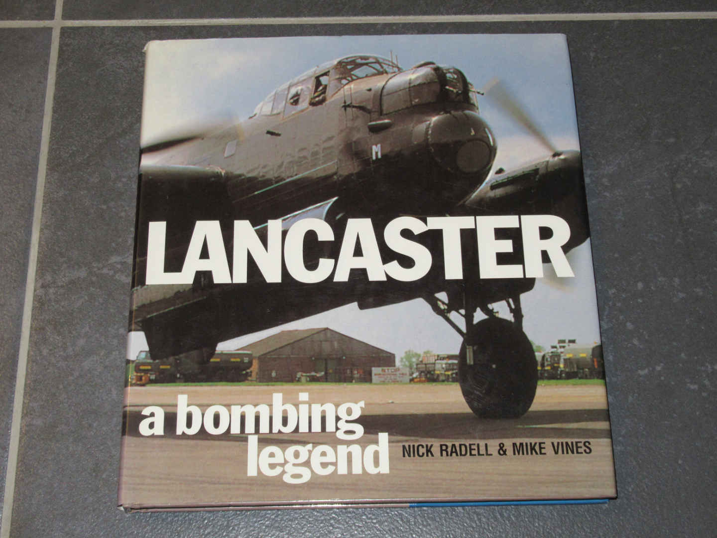 Radell, Nick & Vines, Mike - Lancaster : A bombing legend