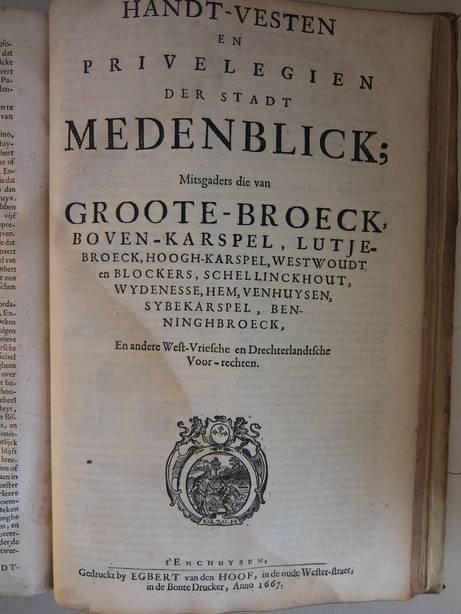 N.n.. - Handtvesten, Privilegien, Willekeuren Ende Ordonnantien der Stadt Enchuysen. Daer noch by gevoeght zijn de Handtvesten en Privilegien der steden Alckmaer, Hoorn en Medenblick, mitsgaders andre West-Vriesche en Drechterlandtsche Voorrechten.