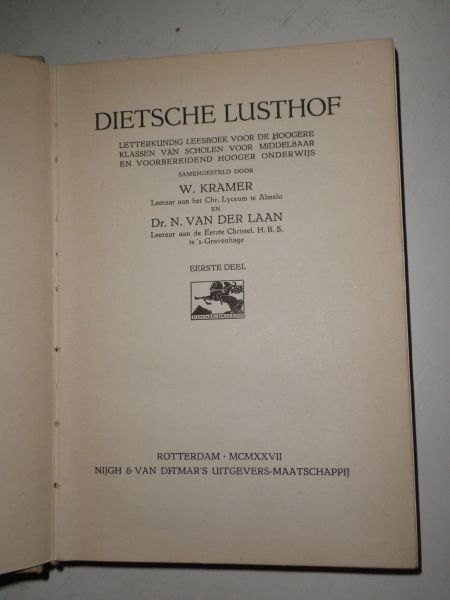Kramer, W. en Dr. N. van der Laan - Dietsche Lusthof. Letterkundig leesboek voor de hoogere klassen van scholen voor middelbaar en voorbereidend hooger onderwijs. Deel 1 (I) en Deel 2 (II)