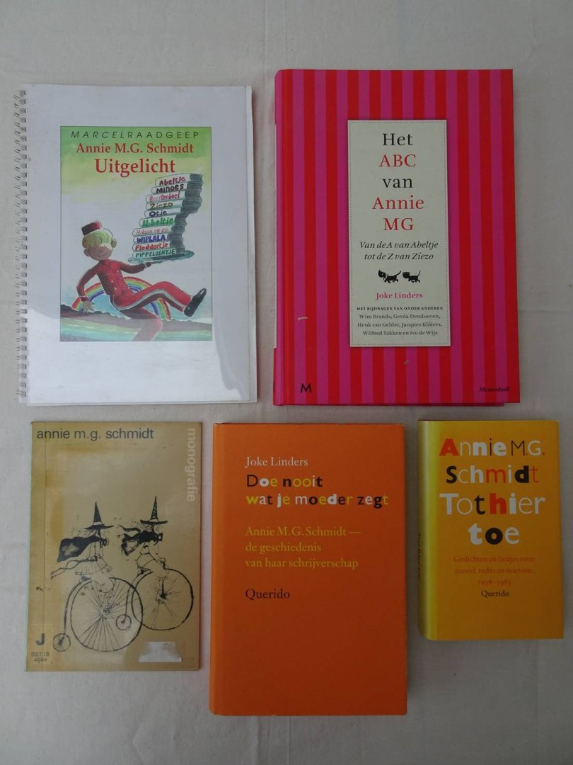 Schmidt, Annie M.G., Joke Linders & Marcel Raadgeep. - Het ABC van Annie MG. Van de A van Abeltje tot de Z van Ziezo/ Doe nooit wat je moeder zegt. Annie M.G. Schmidt, de geschiedenis van haar schrijverschap/ Annie M.G. Schmidt Uitgelicht/ Tot hier toe. Gedichten en liedjes voor toneel, radio en t...