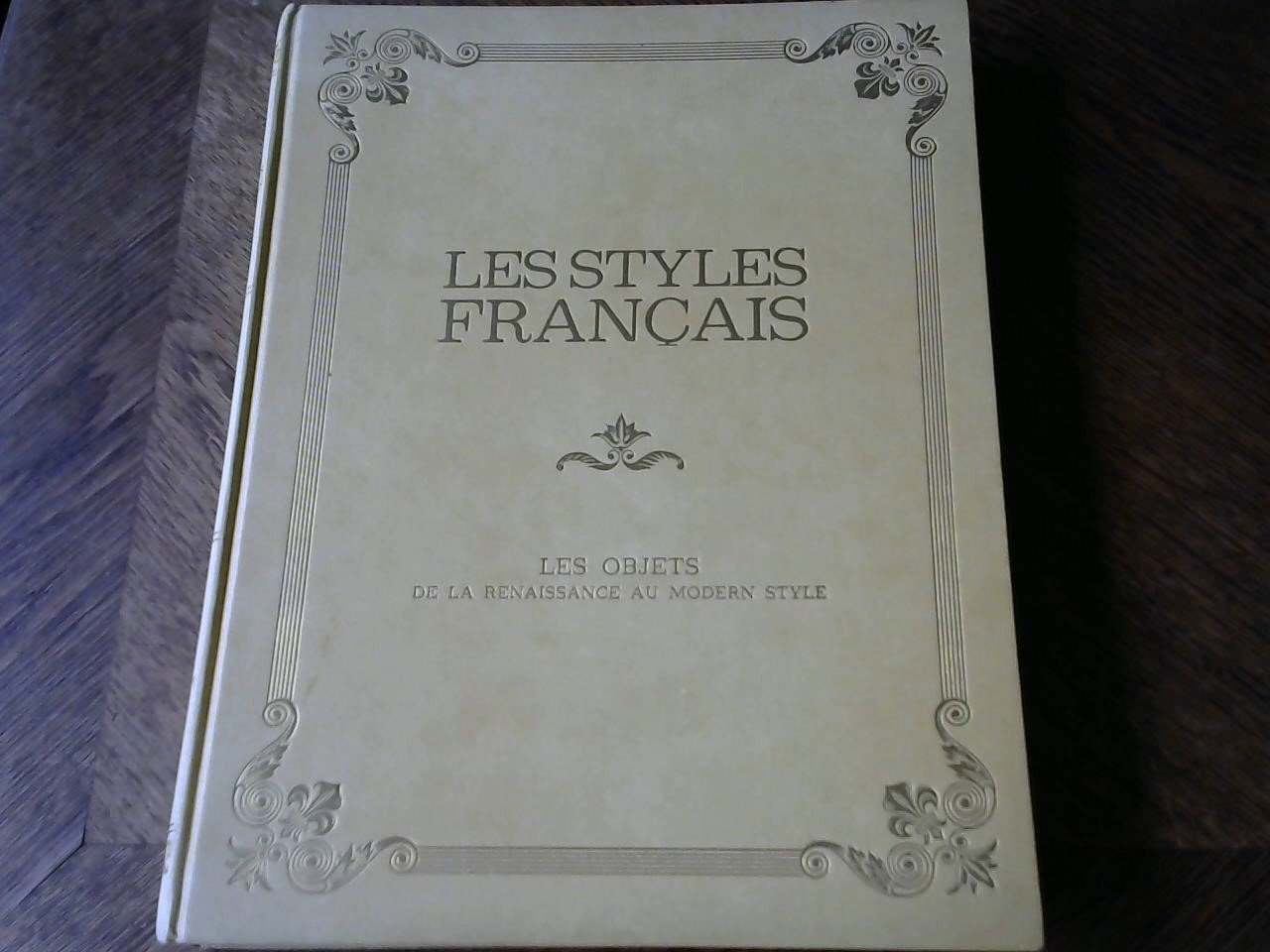 Direction Artistique et Technique de Roger Baschet Louis Baschet étant Gérant et Roger Allegret Directeur des editions Baschet - Les Styles Francais. Les Objets de la Renaissance au Modern Style / La Ceramique (la Faience et la Porcelaine) / L'étain L'argent Le verre / Les accessoires de la Cuisine