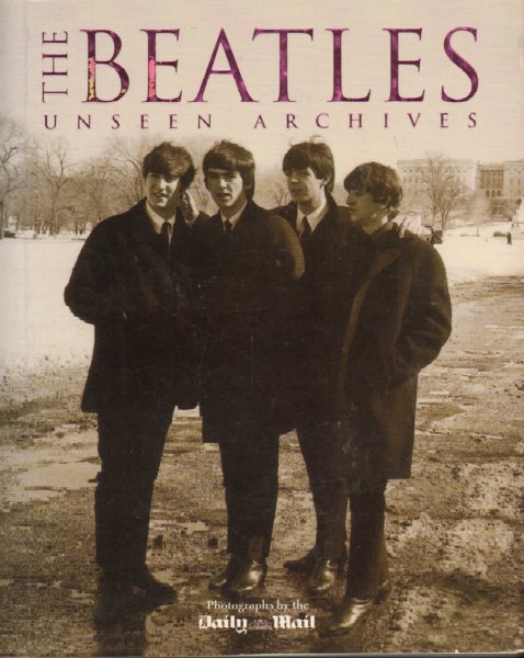 Hill, Tim and Marie Clayton - The Beatles Unseen Archives (Photographs by the Daily Mail), 383 kleine softcover, gave staat
