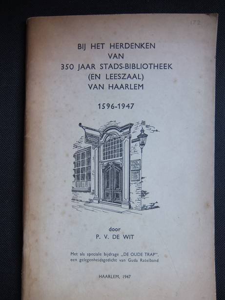 Wit, P.V. de. - Bij het herdenken van 350 jaar stads-bibliotheek (en leeszaal) van Haarlem 1596-1947. Met als speciale bijdrage "De oude trap", een gelegenheidsgedicht van Guda Ratelband.