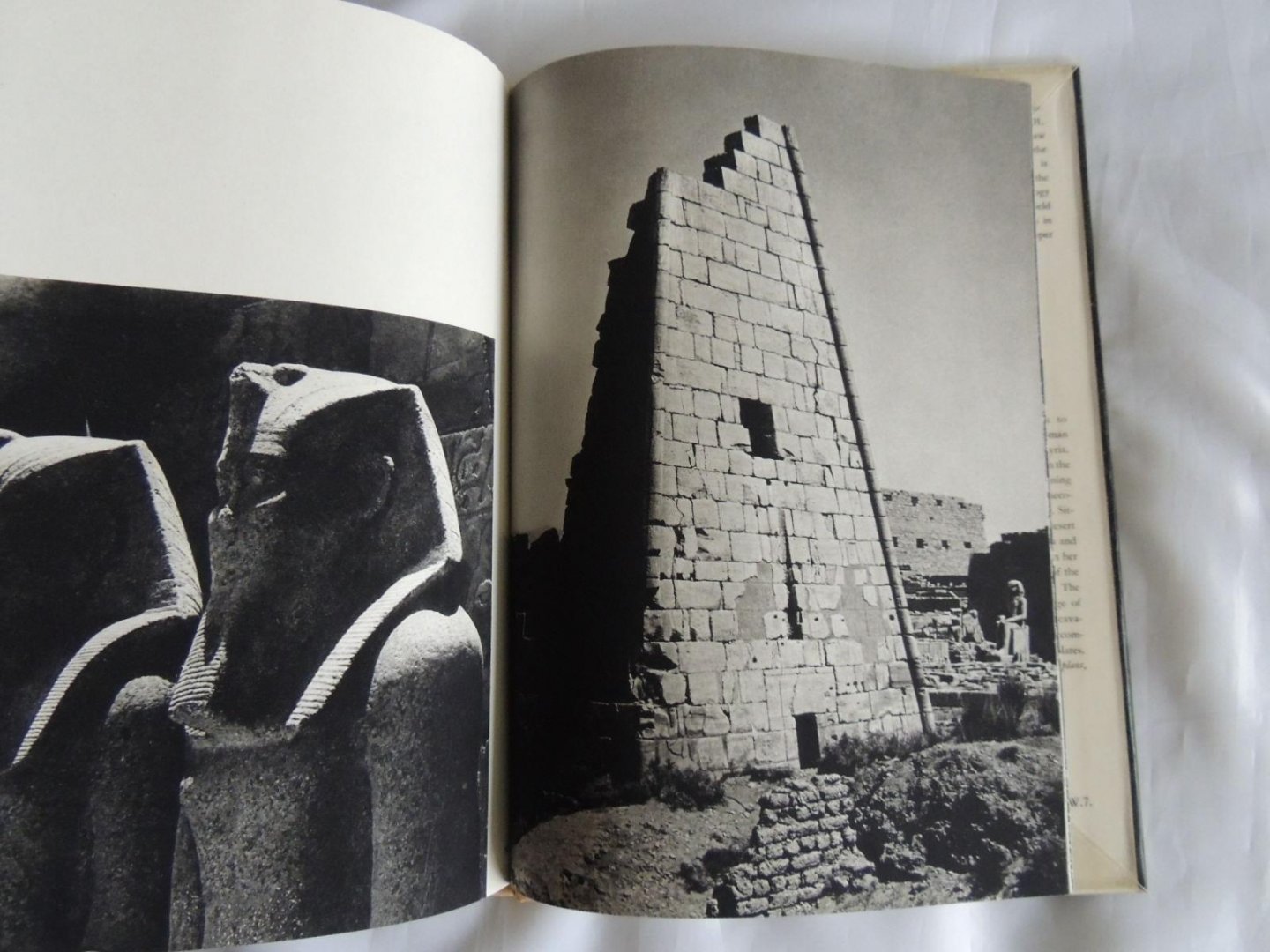 Michalowski, Kazimiez and Dziewanowski, Andrzej (photographs) - Karnak. fotoboek in z/w