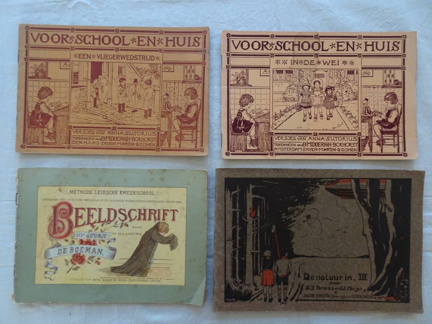 Diverse auteurs. - Voor school en huis. In de wei/ Voor school en huis. Een vliegerwedstrijd/ Beeldschrift. XVIIe stukje, de Boeman. Methode Leidsche Kweekschool/ De natuur in- III. 4 titels.