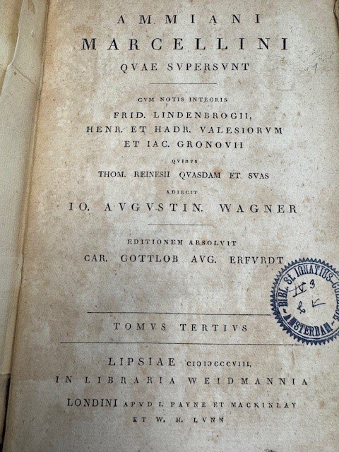  - Ammiani Marcellini quae supersunt. Tomus tertius. Cum notis integris Frid. Lindenbrogii, Henr. Et Hadr. Valesiorum. Gronovii quibus Thom. Reinesii quasdam et suas adiecit J. Augustin Wagner. Edition absolvit Car Gottlob Aug. Erfurdt.