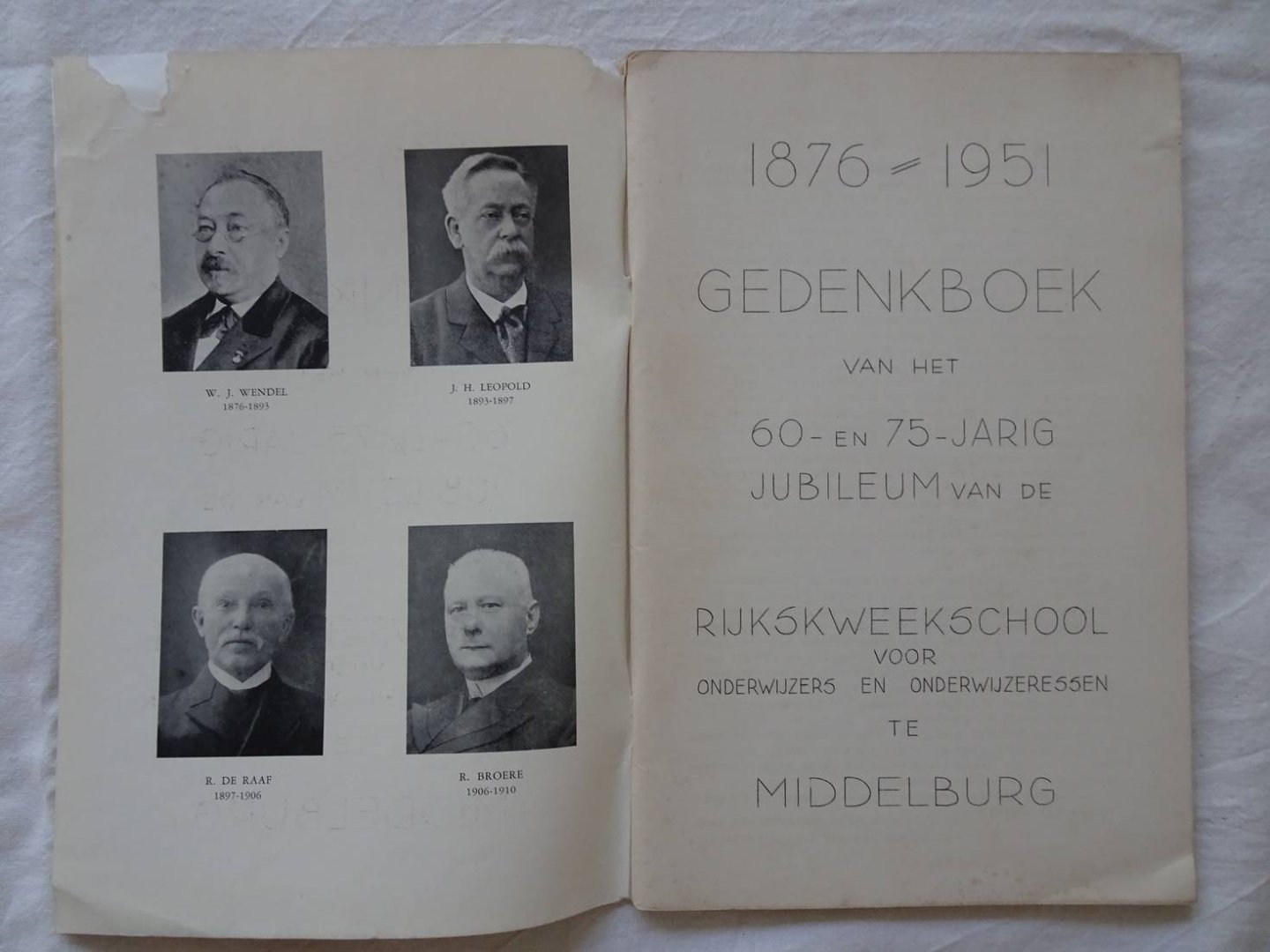 Vos, P. de (red.). - Gedenkboek van het 60- en 75- jarig jubileum van de Rijkskweekschool voor Onderwijzers en Onderwijzeressen te Middelburg, 1876- 1951.