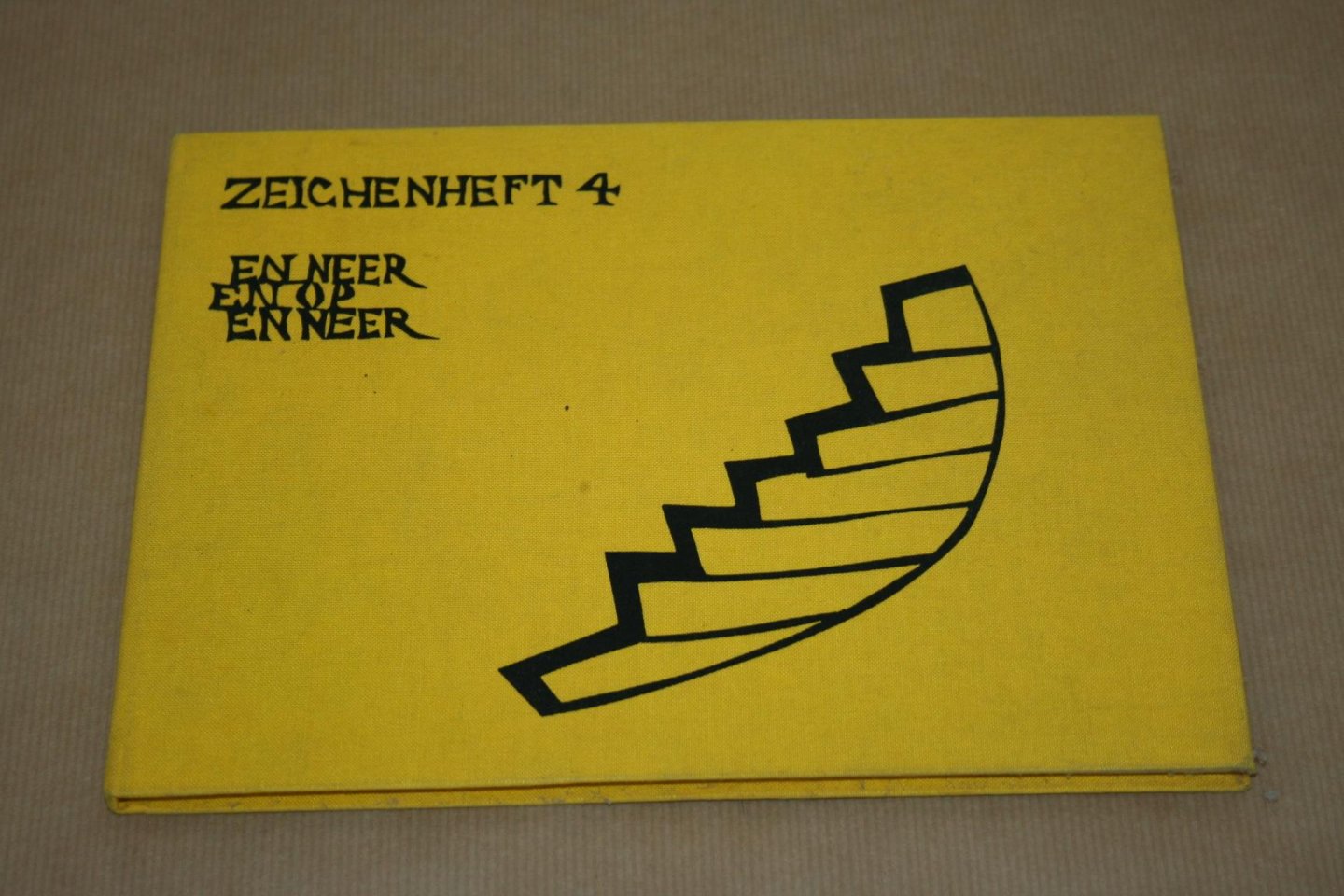 Tekst: Judith van Zummeren //  Illustraties: Walter Kerkhofs - En neer en op en neer