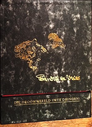 VRIES, Hendrik de - Die droomwereld in te dringen. Project van drukkers in de marge bij de honderdste geboortedag van Hendrik de Vries. (31 uitgaven in cassette).