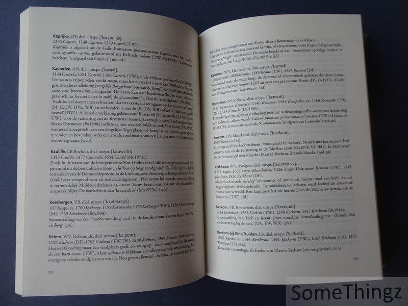 Debrabandere, Frans / Devos, Magda / Kempeneers, Paul / Mennen, Vic / Ryckeboer, Hugo. - De Vlaamse gemeentenamen : verklarend woordenboek.