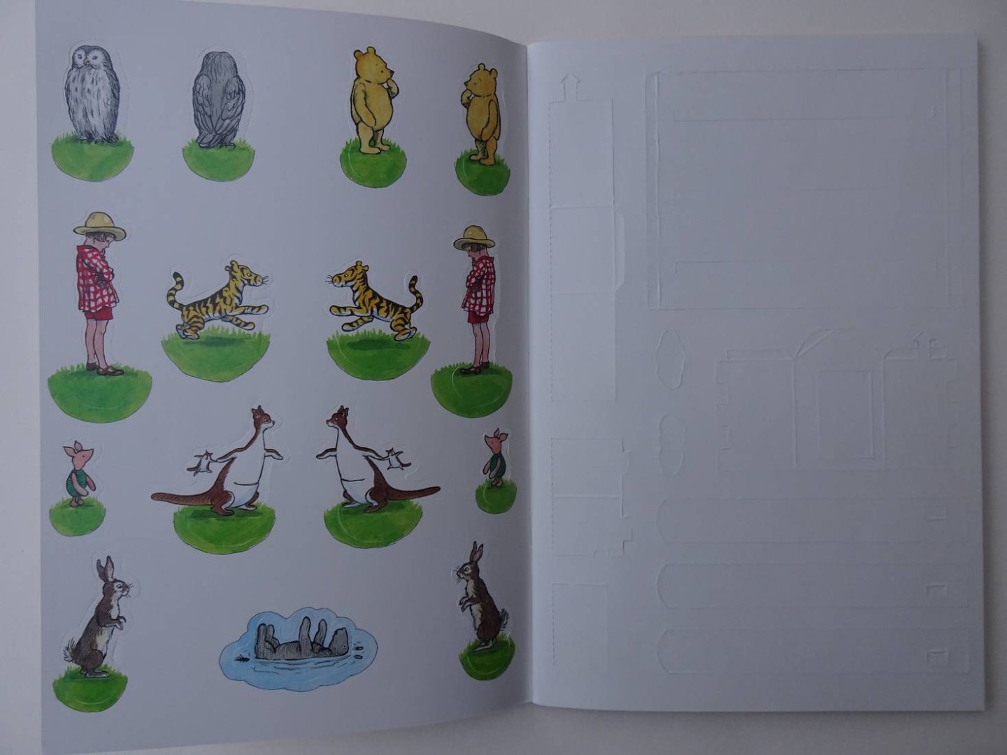 Milne, A.A., E.H. Shepard & Mark Burgess. - Winnie-the-Pooh and the Hundred Acre Wood. Press-out model book.
