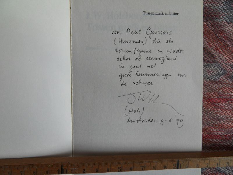 Holsbergen, J.W. [ ! GESIGNEERD ]. - Tussen Melk en Bitter. --- 1e druk, 1978. Paperback. In goede staat. 136 pp. Op het 1e titelblad een opdracht van de schrijver met zijn signatuur en de plaats/datum: Amsterdam 9-8-79.