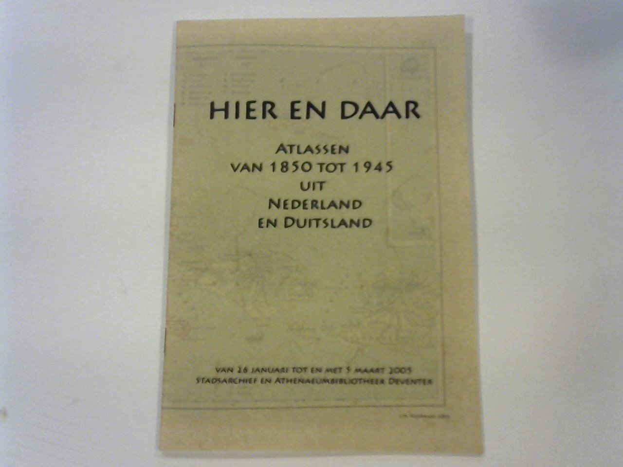 Koopmans, Jan Mark - Hier en Daar. Atlassen van 1850 tot 1945. (tentoonstelling-catalogus)