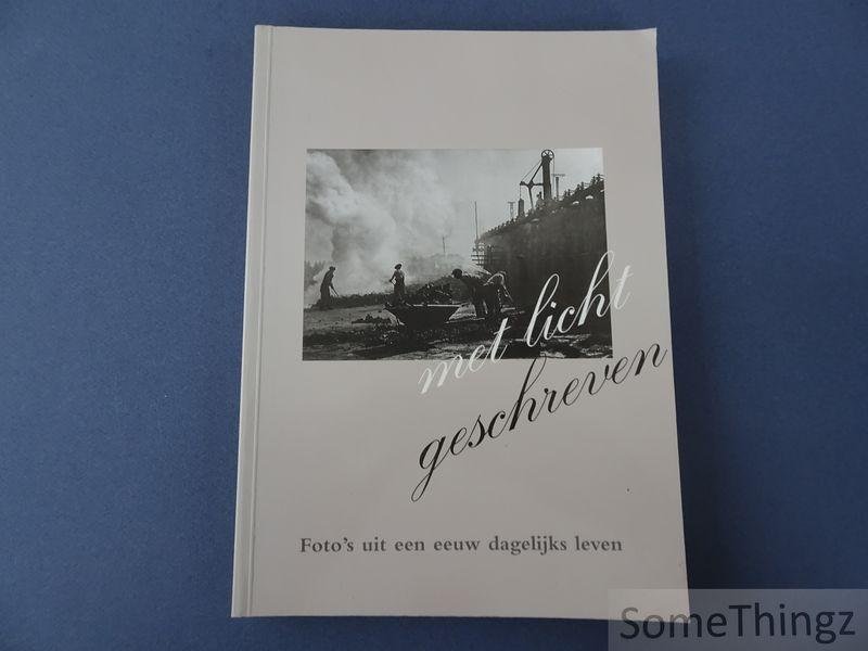 Ollivier, Hendrik, e.a.. - Met licht geschreven. Foto's uit een eeuw dagelijks leven.