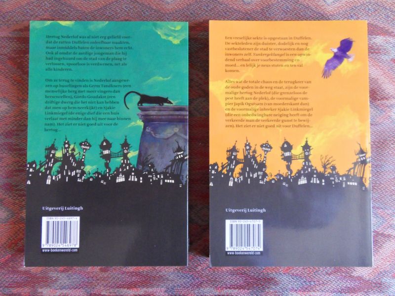 Stone, David Lee. - De Barrevener Kronieken. Hier de BEIDE delen: De Rampzalige Ratzooi en Yanker Geklungel. --- resp. 1e druk, 2004 (224 pp.) en 1e druk, 2005 (239 pp.). Paperbacks. Beide in nieuwstaat. Geen naam ingeschreven en geen onderstrepingen.