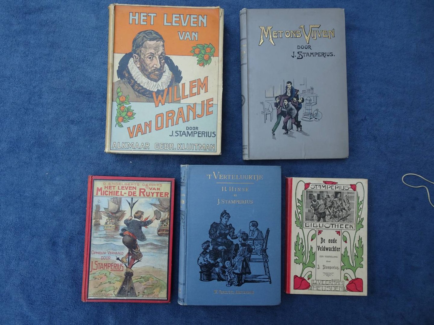 Stamperius, J.. - De oude veldwachter. Een vertelling/ Het leven van Michiel de Ruyter/ 't Verteluurtje. Vertelselboek voor het huisgezin, de Bewaarschool en de Lagere School/ Met ons Vijven/ Het leven van Willem van Oranje. 5 stuks.