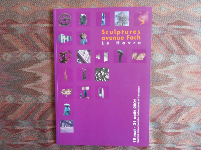 Meijer-Bergmans, Maya (inleiding). - Sculptures Avenue Foch, Le Havre. --- Tentoonstellingscat. (34 werken) van de Open Air tentoonstelling 19 mei - 31 aug. 2001. Oeuvres monumentales hollandaises et francaises. Engels en Franse tekst. In prakt. nieuwstaat. A4 form.