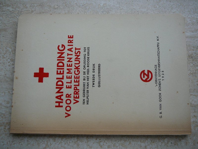 Offerhaus, Dr.H.K. [Schrijver voorwoord en hoofd Ziekenhuiswezen Nederlandsche Roode Kruis]. - HANDLEIDING VOOR ELEMENTAIRE VERPLEEGKUNST.Ten gebruike bij de opleiding tot helpster van het Ned. Roode Kruis. Geillustreerd.