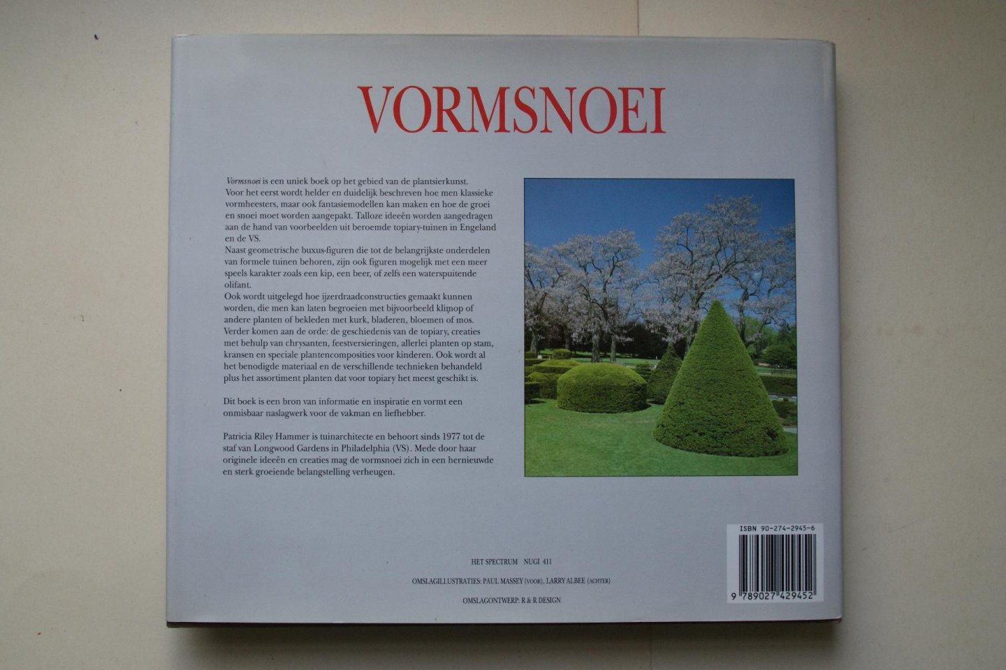 Patricia Riley Hammer - Topiary: Vormbomen, Plantsierkunst  Vormsnoei   Een leerboek voor alle vormen te kunnen maken ook de fantasie modellen worden duidelijk beschreven .